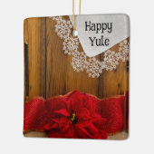 Rustieke Poinsettia Bloem en Rood Lint Happy Yule Keramisch Ornament (Links)