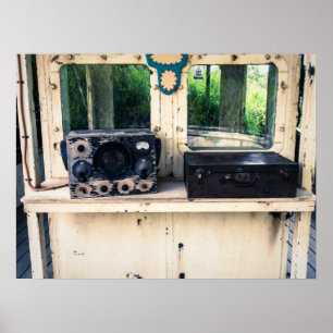 Rustieke  radio en verweerde koffer poster