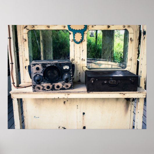 Rustieke radio en verweerde koffer poster (Voorkant)
