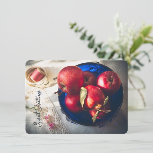 Rustieke rode appels, bloemen en lint feestdagenkaart (Staand voorkant)