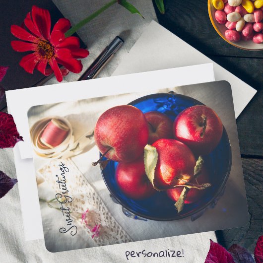 Rustieke rode appels, bloemen en lint feestdagenkaart