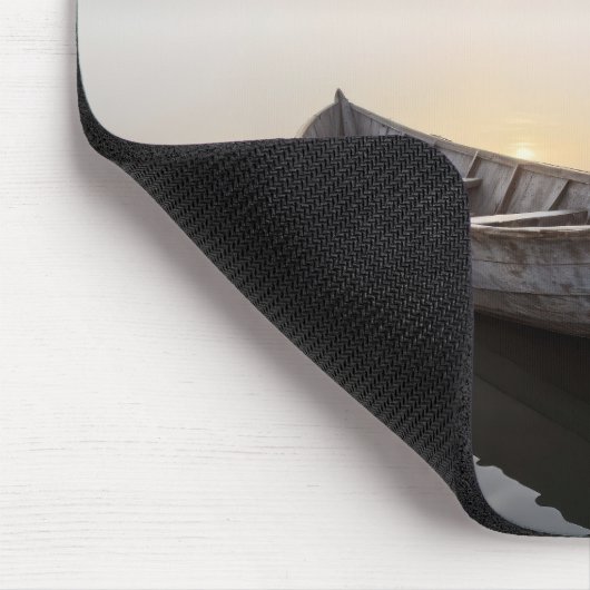 Rustieke roeiboot op een rustig meer muismat (Hoek)