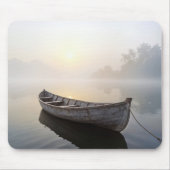 Rustieke roeiboot op een rustig meer muismat (Voorkant)