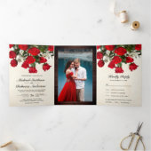 Rustieke Romantische Rode Rozen Boeket Foto Bruilo Drieluik Uitnodiging (Binnen)