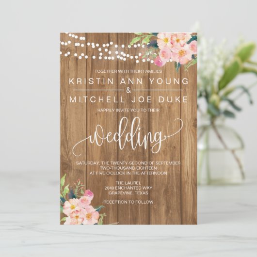 Rustieke Roze Bloemen en Hout Bruiloft Uitnodiging (Staand voorkant)
