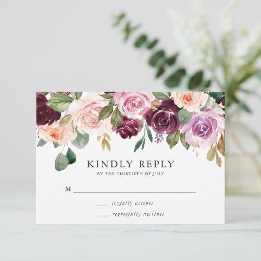 Rustieke Roze Bourgogne en Paarse Bloemen bruiloft RSVP Kaartje (Staand voorkant)