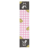Rustieke Roze Gingham Zonnebloemen BBQ Monogram Korte Tafelloper (Voorkant)