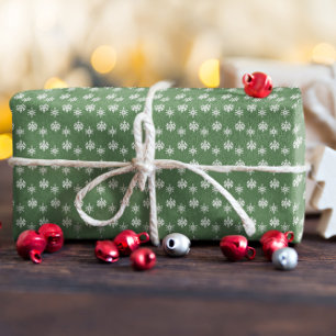 Rustieke Sage Groene en Witte Sneeuwvlokken Cadeaupapier