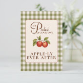 Rustieke saliegroene geruite appel bruiloftsborrel informatiekaartje (Staand voorkant)