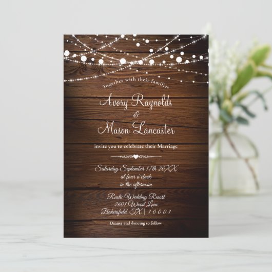 Rustieke schuur hout en String Lights Bruiloft Kaart (Staand voorkant)