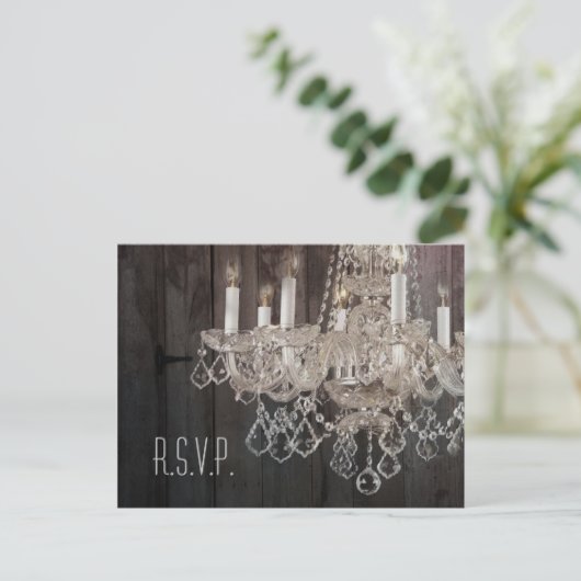 Rustieke schuur hout kroonluchter bruiloft reactie uitnodiging briefkaart (Staand voorkant)