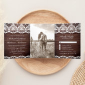 Rustieke schuur hout land kant alles in een bruilo drieluik uitnodiging