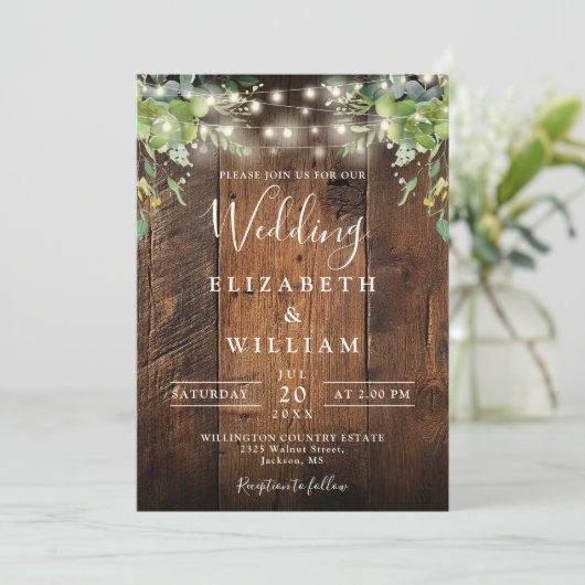 Rustieke Schuur Hout String Lights Greenery Weddin Kaart (Staand voorkant)