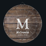 Rustieke schuur hout textuur familie Monogram Dartbord<br><div class="desc">Rustieke schuur Hout Textuur Familie Monogram Dart Board is ontworpen met horizontale donkerbruine faux schuur houten planken. Het is monogram met groot wit initiaal op het centrum en de achternaam van het paar in dikke trendy schrift belettering. De voornamen en het jaartal liggen in het onderste gedeelte. Leuk spel voor...</div>