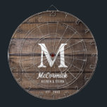 Rustieke schuur hout textuur familie Monogram Dartbord<br><div class="desc">Rustieke schuur Hout Textuur Familie Monogram Dart Board is ontworpen met horizontale donkerbruine faux schuur houten planken. Het is monogram met groot wit initiaal op het centrum en de achternaam van het paar in dikke trendy schrift belettering. De voornamen en het jaartal liggen in het onderste gedeelte. Leuk spel voor...</div>