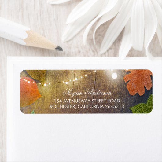 Rustieke schuur hout val bladeren en string lichte etiket (Insitu)