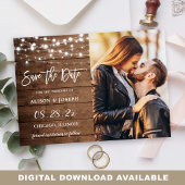 Rustieke schuur houten slingerlichten trouwfoto save the date