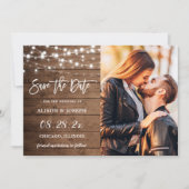 Rustieke schuur houten slingerlichten trouwfoto save the date (Voorkant)