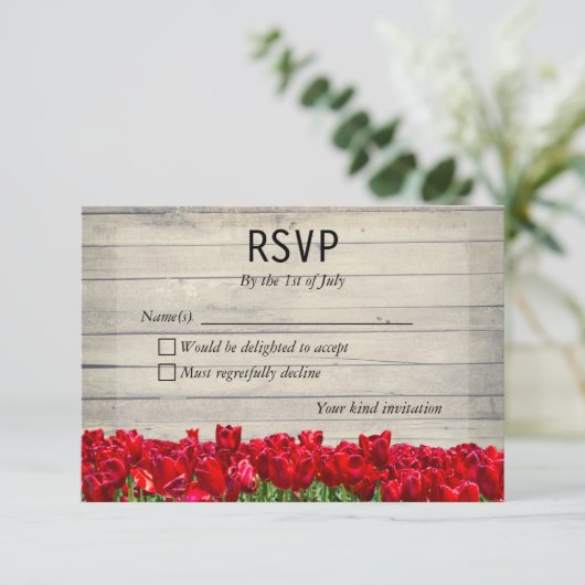 Rustieke schuur met rode tulpen antwoordkaart kaart (Staand voorkant)