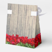 Rustieke schuur met rode tulpen bedankdoosjes (Achterkant)