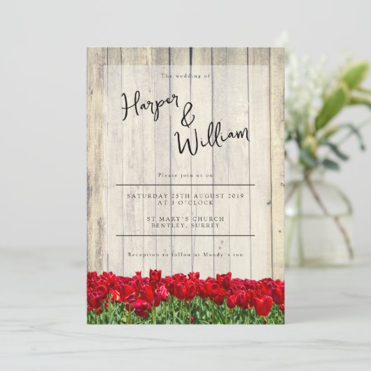 Rustieke schuur met rode tulpen bruiloft kaart (Staand voorkant)