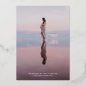 Rustieke Script Foto Modern Baby shower Folie Uitnodiging (Achterkant)