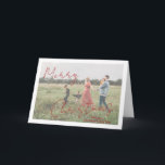 Rustieke Script Foto Moderne Kerstmis Feestdagen Kaart<br><div class="desc">Een moderne kerstkaart met een eenvoudig en minimaal ontwerp met "Merry Christmas" in een elegant, rood rustiek script over uw favoriete afbeelding, samen met uw familienaam. De sjabloon bevat een witte overlay om de tekst te laten opvallen over uw foto en kan worden verwijderd in het ontwerpbewerkingstool. De binnenkant heeft...</div>
