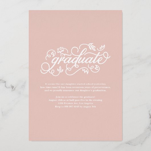 Rustieke Script-klasse van 2024 Afstuderen Roos Go Folie Uitnodiging (Achterkant)