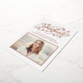 Rustieke Script-klasse van 2024 Afstuderen Roos Go Folie Uitnodiging (Gedraaid)