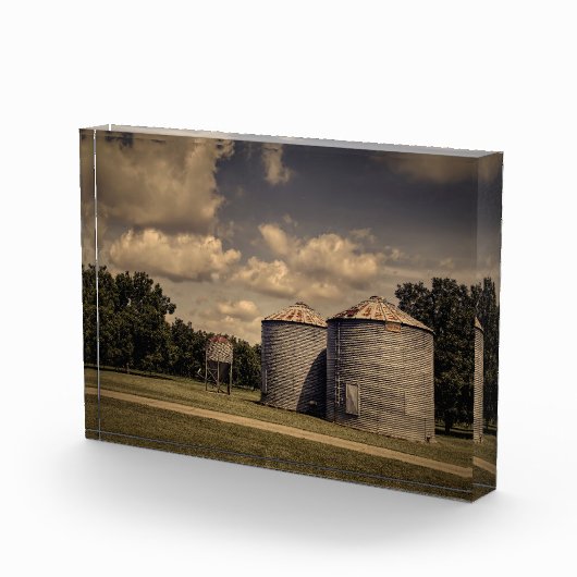 Rustieke silo's in een slaperige scène onder pluiz fotoblokken (Rechts)