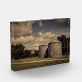 Rustieke silo's in een slaperige scène onder pluiz fotoblokken (Links)