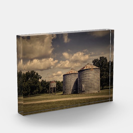 Rustieke silo's in een slaperige scène onder pluiz fotoblokken (Links)