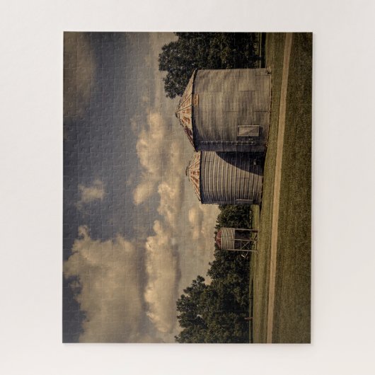 Rustieke silo's in een slaperige scène onder pluiz legpuzzel (Verticaal)