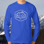 Rustieke Ski Mountain Steamboat Springs Colorado T-shirt<br><div class="desc">Dit aangepaste tshirt met lange mouwen heeft een rustieke stijl logo met een met sneeuw bedekte skiberg en rustieke skistokken. Voeg uw aangepaste tekst toe - SKI CO, SKI VT, SKI CA, enz en uw favoriete skiberg. Er is ook ruimte voor jouw naam of initialen. Geweldig voor het dragen onder...</div>