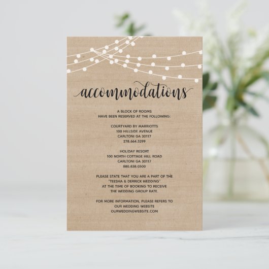 Rustieke slingerlichten bruiloft accommodatie kaar informatiekaartje (Staand voorkant)