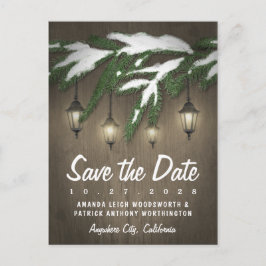 Rustieke sneeuw Evergreen lantaarn Bewaar de datum Aankondigingskaart