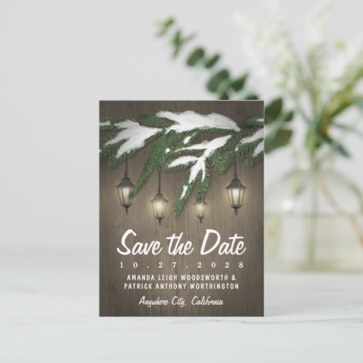Rustieke sneeuw Evergreen lantaarn Bewaar de datum Aankondigingskaart (Staand voorkant)