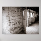 Rustieke stenen muur met open schuurdeur poster (Voorkant)