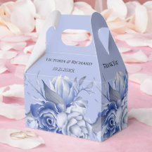 rustieke stoffige blauwe rozen en andere bloemen