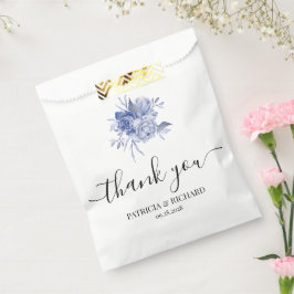 rustieke stoffige blauwe rozen en andere bloemen bedankzakje