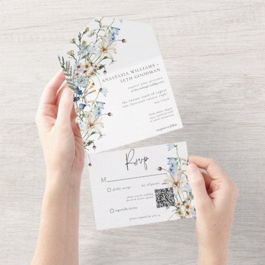 Rustieke Stoffige Blauwe Wildbloemen & Daisies QR All In One Uitnodiging (Afscheurbaar)