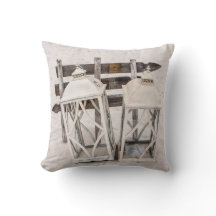 Rustieke strandhuis lantaarns op zand