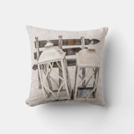 Rustieke strandhuis lantaarns op zand kussen