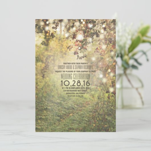 Rustieke string lichten bomen pad bruiloft uitnodi kaart (Staand voorkant)