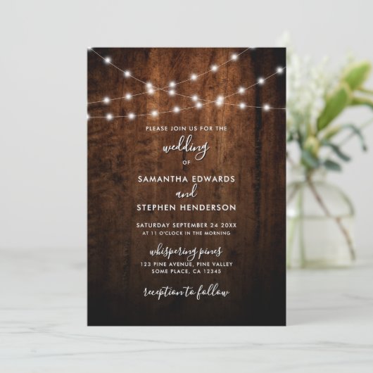 Rustieke String Lights & Wood Wedding Kaart (Staand voorkant)