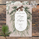 Rustieke Tan Pine Winter Sparkle Bruiloft Save The Date<br><div class="desc">Dit ontwerp is voorzien van een rustieke groene den en pinecone boeket op een zachte beige achtergrond met witte bloemen. Het is geaccentueerd met een witte sprankelende overlay om de magie van de prachtige winterse feestdagen te illustreren. Perfect voor een kerst- of winterbruiloft. Deze kaart maakt deel uit van de...</div>