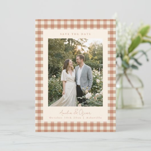 Rustieke Terracotta Gingham Plaid Foto Bruiloft Save The Date (Staand voorkant)