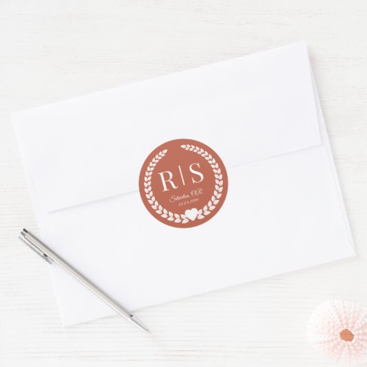 Rustieke Terracotta Gloed Bruiloft Monogram Beginl Ronde Sticker (Envelop)