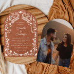 Rustieke Terracotta Spaanse Fotoboog Trouwen Kaart<br><div class="desc">Kondig uw speciale dag aan met deze rustieke terracotta huwelijksuitnodiging met een Spaans fotoboogontwerp. Het is volledig in het Spaans geschreven en is perfect voor koppels die hun erfgoed willen vieren of een Spaanstalige ceremonie willen organiseren. Met warme, aardse tinten en een tijdloze esthetiek is deze uitnodiging gemakkelijk aan te...</div>