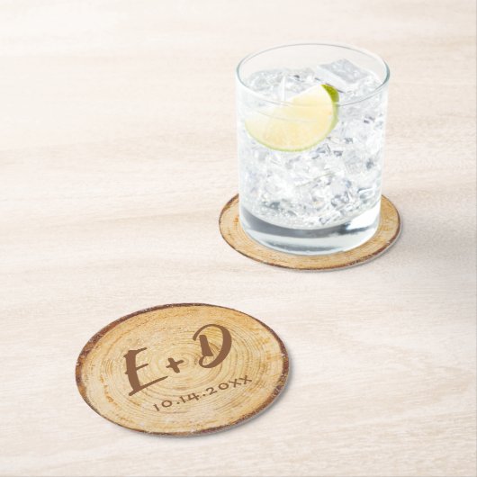 Rustieke trouwdatum houten plak Initialen Monogram Ronde Kartonnen Onderzetter (Insitu)